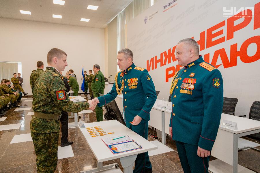 Курсантов и сотрудников Военного учебного центра ДГТУ поздравили с Днем защитника Отечества