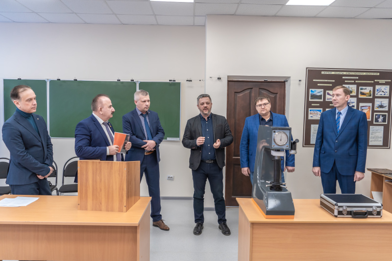 Региональный центр по сертификации сварочного производства передал ДГТУ твердомер стоимостью в полмиллиона рублей