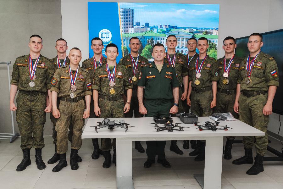 Ректор ДГТУ встретился со студентами, занявшими 3-е место в Межвузовской военно-инженерной универсиаде