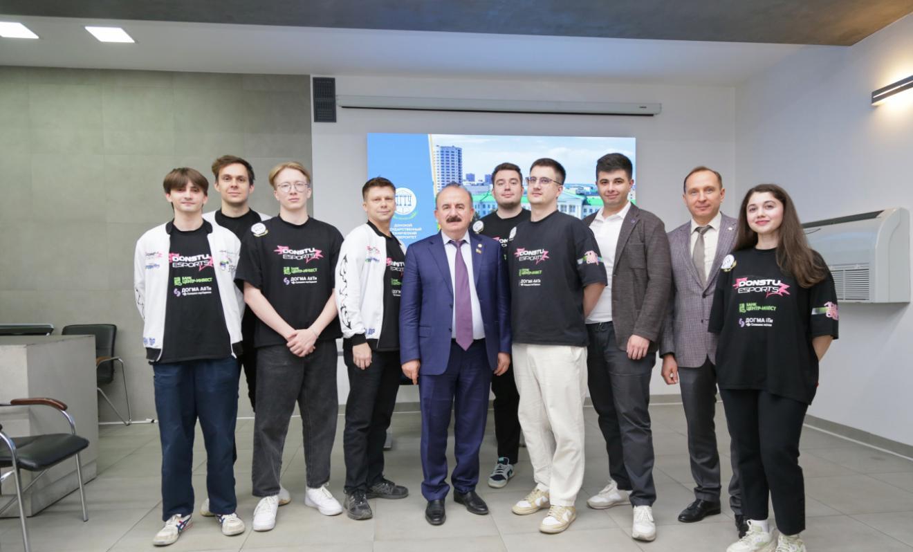 Команда Donstu Esports встретилась с ректором ДГТУ перед отъездом на «Фиджитал Игры 2025»