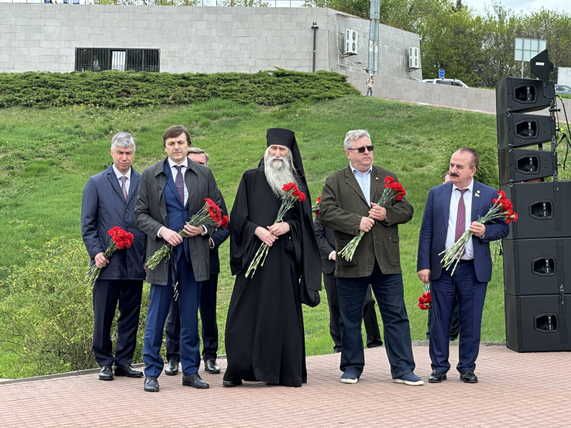 Ректор ДГТУ принял участие в возложении цветов к мемориалу в Змиевской балке