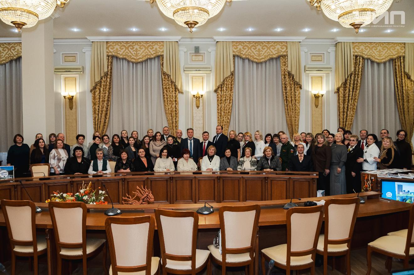 Сотрудникам ДГТУ вручили награды от областной организации профсоюза образования