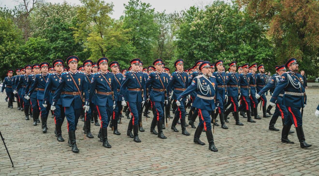 Курсанты ДГТУ с гордостью прошагали по Красной площади в составе Всевеликого войска Донского