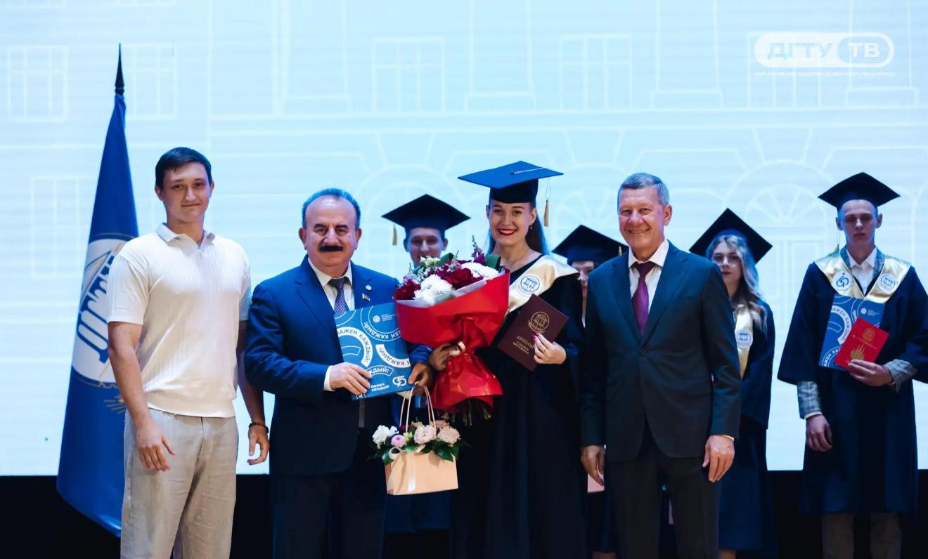 Вручение дипломов выпускникам