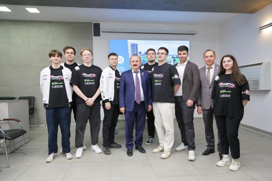 Команда Donstu Esports встретилась с ректором ДГТУ перед отъездом на «Фиджитал Игры 2025»