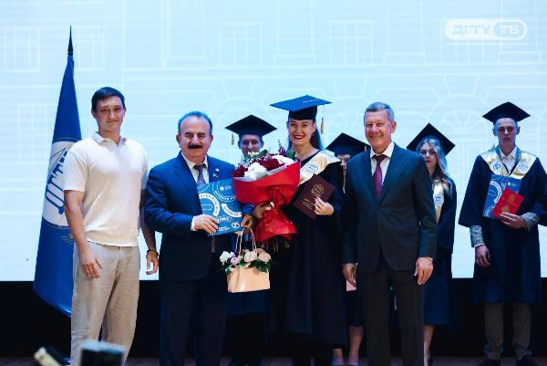 Вручение дипломов выпускникам