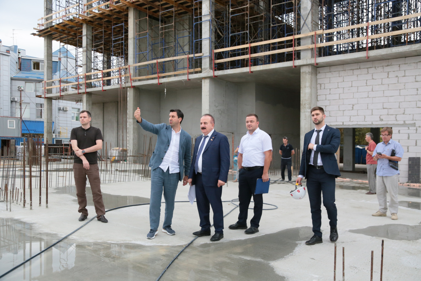 Ректор ДГТУ проинспектировал строительство ФОК