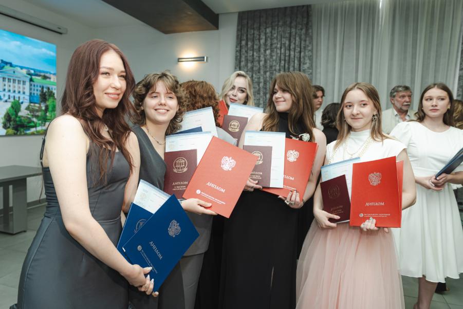 Выпускники программы «Нейромедиа» получили по два диплома: ДГТУ и НИУ ВШЭ