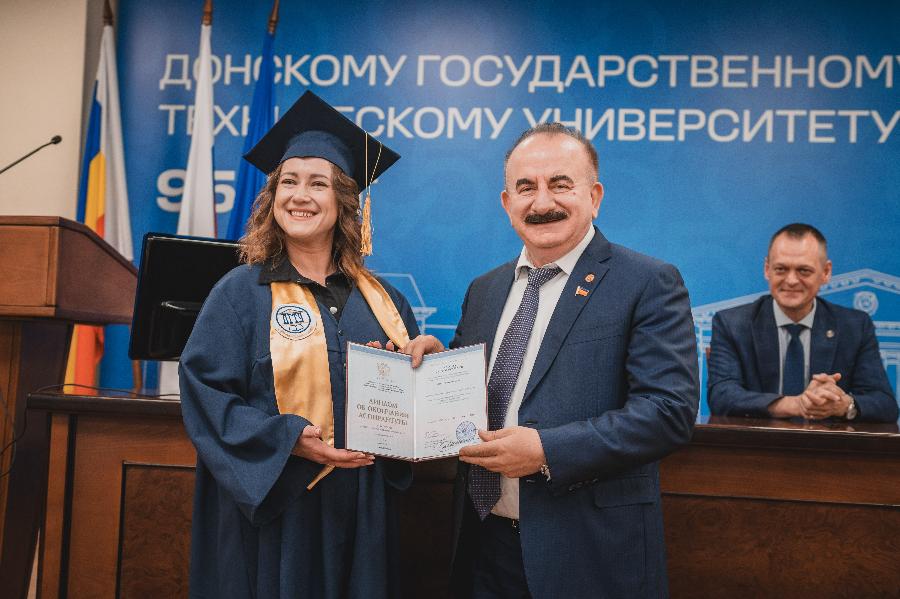 В ДГТУ вручили дипломы выпускникам-аспирантам: начало научной карьеры