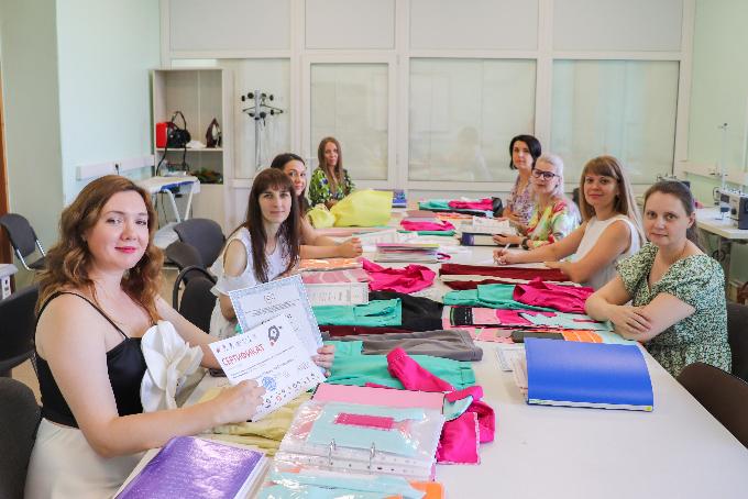 Десять донских самозанятых бесплатно обучились швейному делу благодаря господдержке