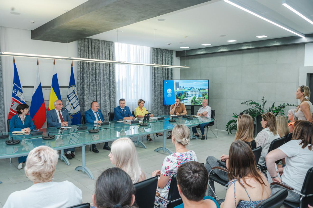 Вопросы ректору задают абитуриенты