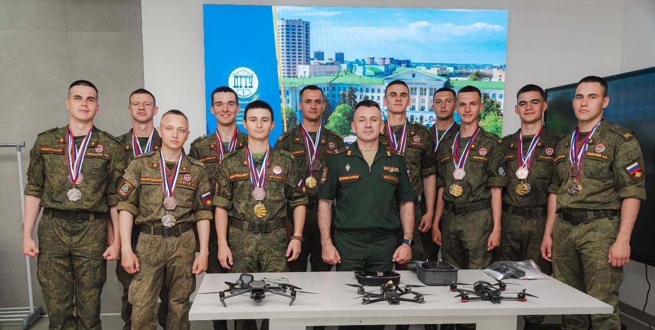 Ректор ДГТУ встретился со студентами, занявшими 3-е место в Межвузовской военно-инженерной универсиаде