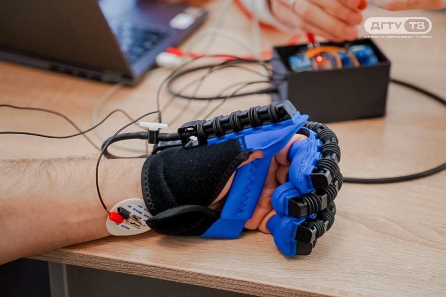 Бионическая перчатка с нейроинтерфейсом поможет в реабилитации пациентов